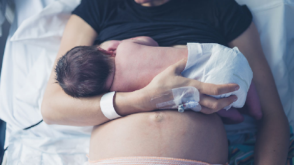Cho con bú sau sinh mổ: Tư thế và lời khuyên để nuôi con bằng sữa mẹ thành công